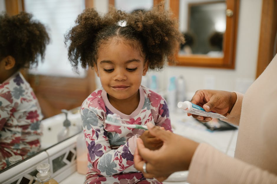 Zahnpflege für Kinder - wie lange müssen sie die Zähne putzen?